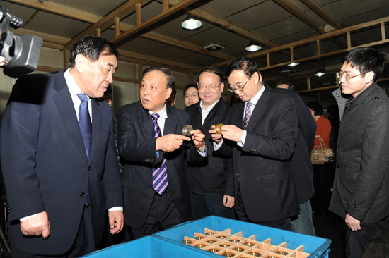 中國(guó)紡織工業(yè)聯(lián)合會(huì)王天凱會(huì)長(zhǎng)、高勇副會(huì)長(zhǎng)、徐文英副會(huì)長(zhǎng)視察同和公司，并與崔桂生董事長(zhǎng)親切交流